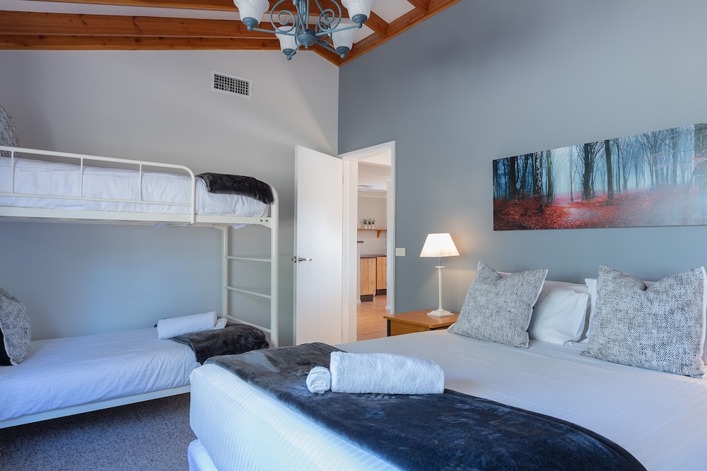Executive Cottage, 2 Bedrooms, 2 Bathrooms, Vineyard View photo 1