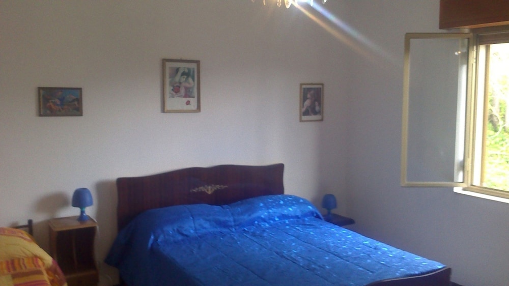 House, 5 Bedrooms, 2 Bathrooms, Hill View photo 1