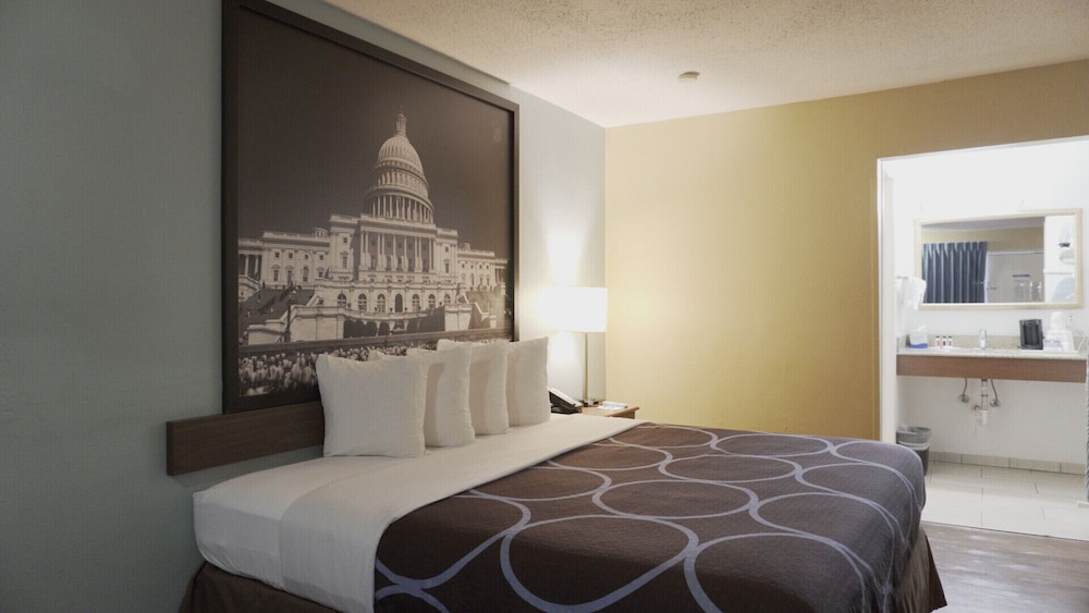 Room, 1 King Bed, Smoking photo 3