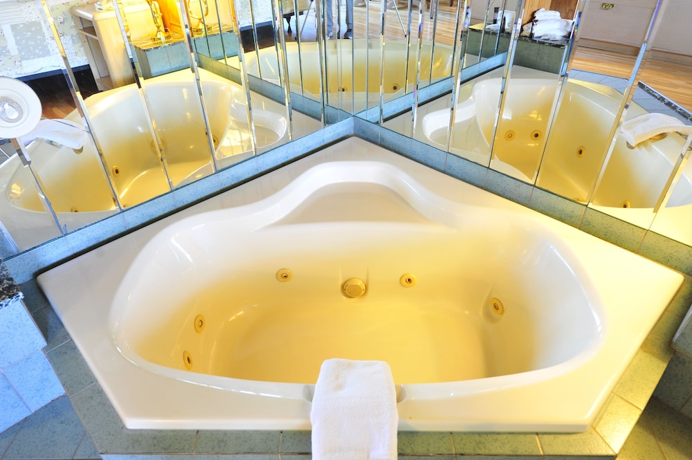 Superior Room, 1 King Bed, Jetted Tub, Pool View (hardwood floors) photo 3