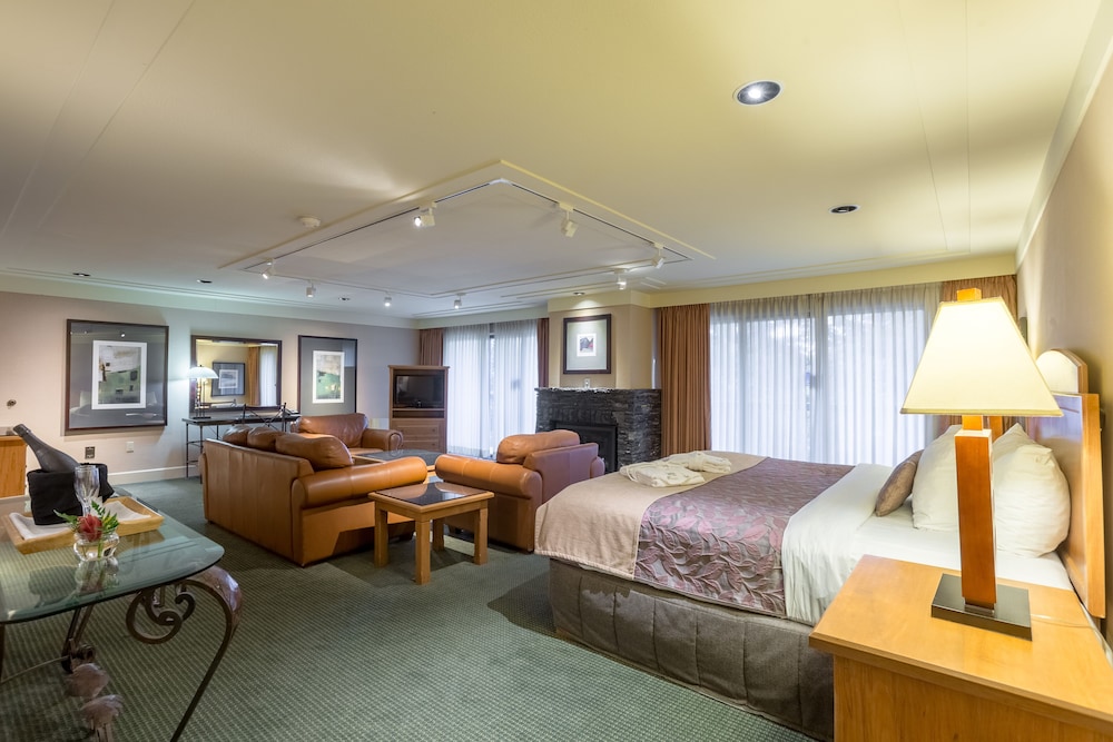 Parlor, King Bed, Preferred View - Photo 1
