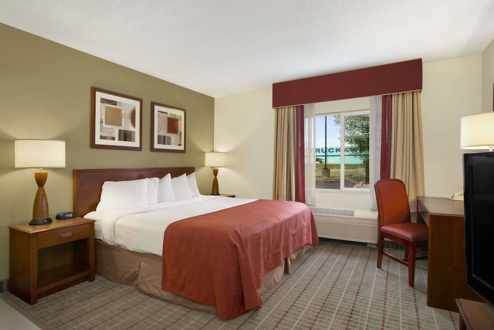 Suite, 1 King Bed - Photo 1