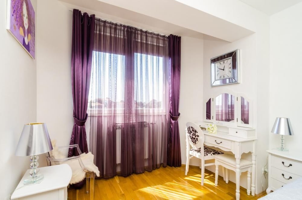 Apartment (Two-Bedroom Apartment With Balcony An)
