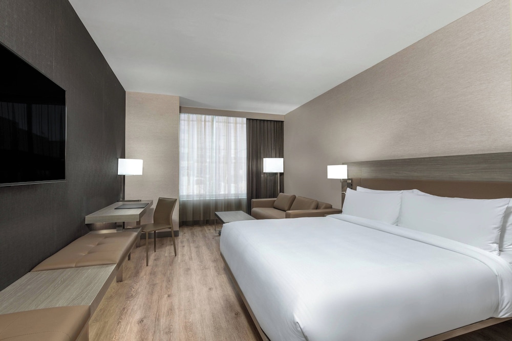 Room, 1 King Bed with Sofa bed (Mobility Accessible, Roll-In Shower) - Photo 4