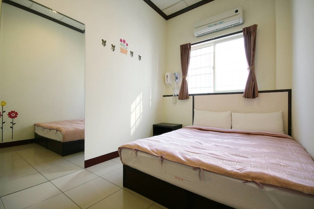 Basic Double Room, Shared Bathroom photo 1