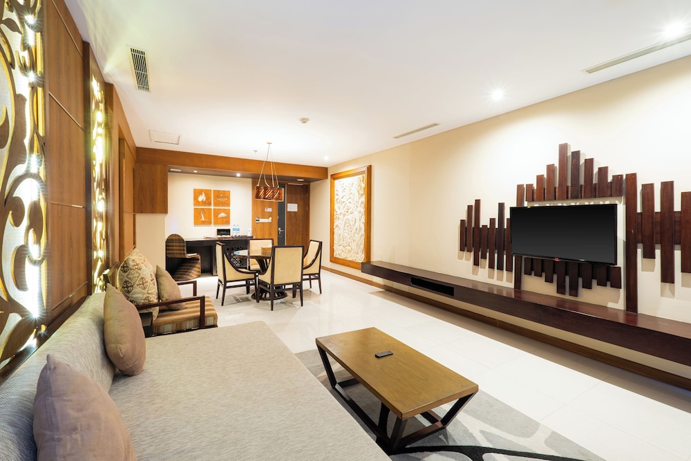 Suite, 1 King Bed, Non Smoking, Balcony photo 3