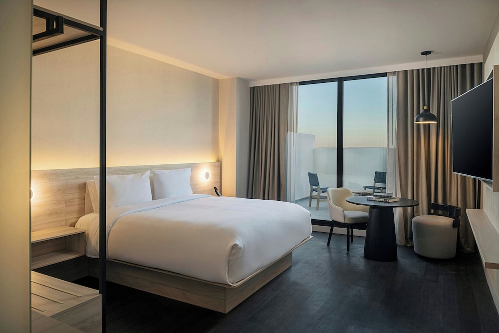 Deluxe Room, 1 King Bed, Terrace
