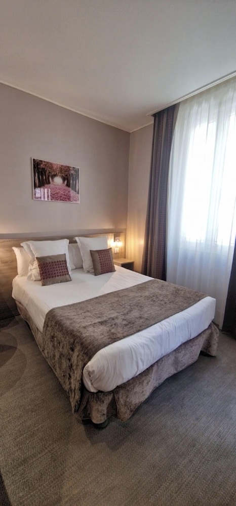 Double or Twin Room, city side - Photo 2