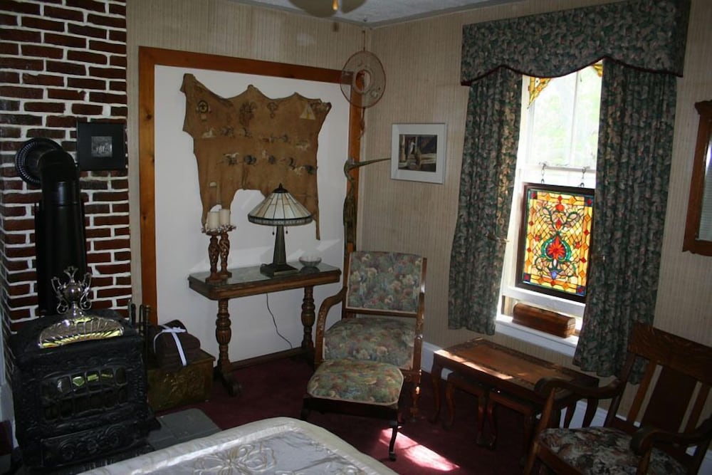 Room, 1 Queen Bed, Ensuite (West Wing Room)