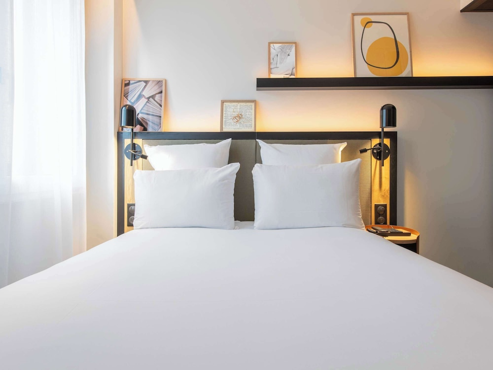 Mercure Paris Bercy Bibliothèque bedroom photo