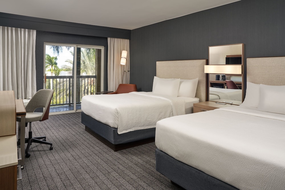 Room, 2 Queen Beds, Balcony - Photo 1