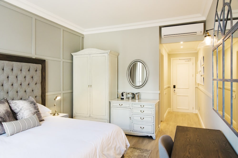 Deluxe Room, Courtyard View (UPPER LEVEL COURTYARD ROOM WITH BATH)