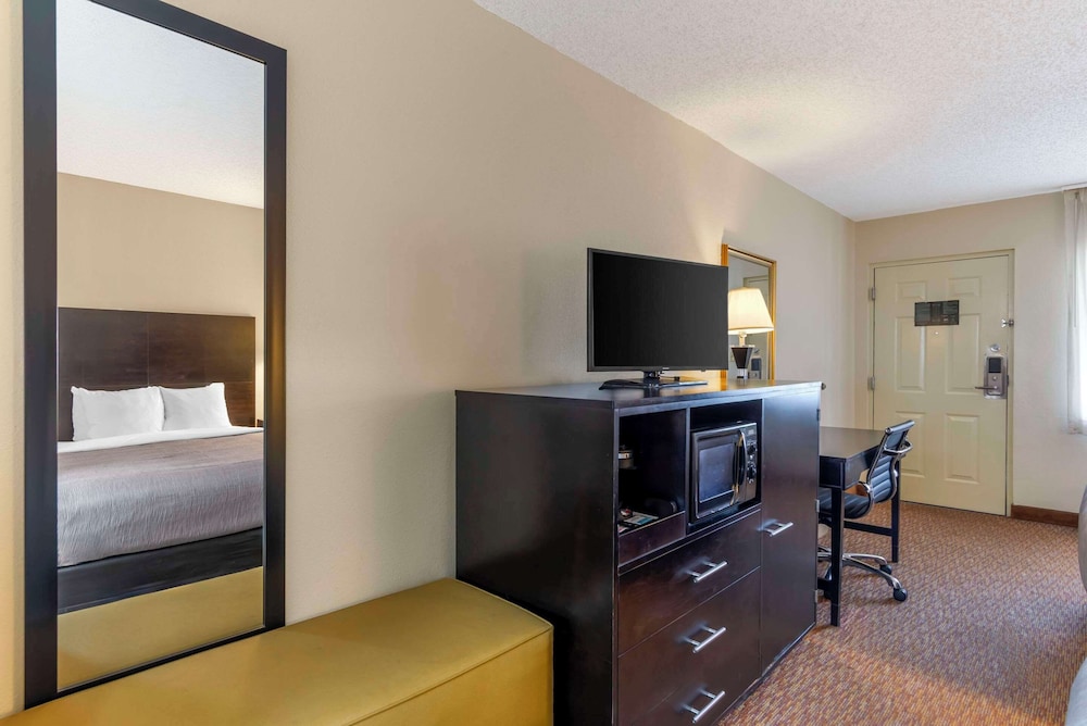 Standard Room, 2 Queen Beds, Non Smoking - Photo 5