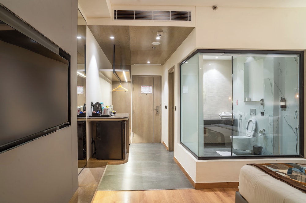Suite - Photo 17