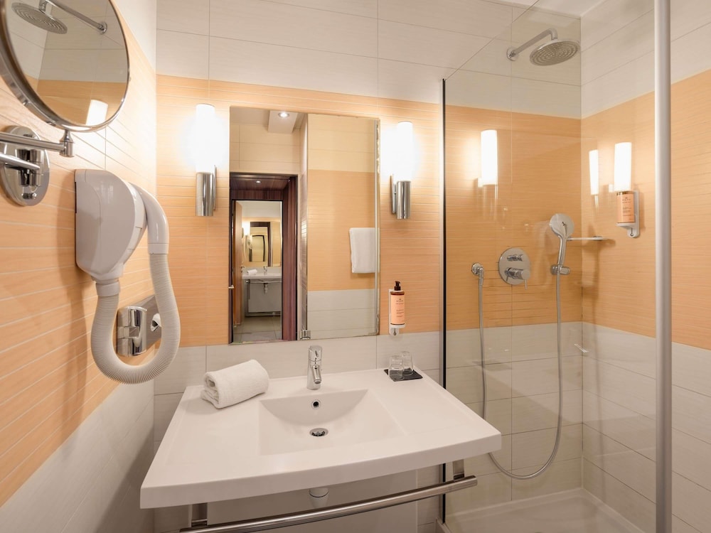 Standard Room, 1 Double Bed, Accessible - Photo 3