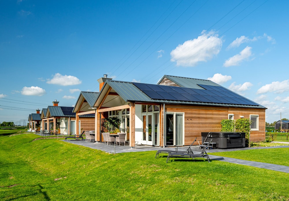 Deluxe House, Multiple Bedrooms, Hot Tub, Canal View photo 1