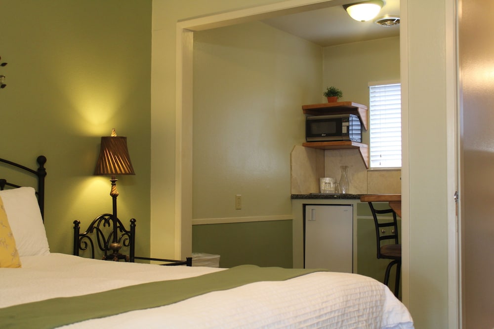Room, 1 Queen Bed, Kitchenette photo 3