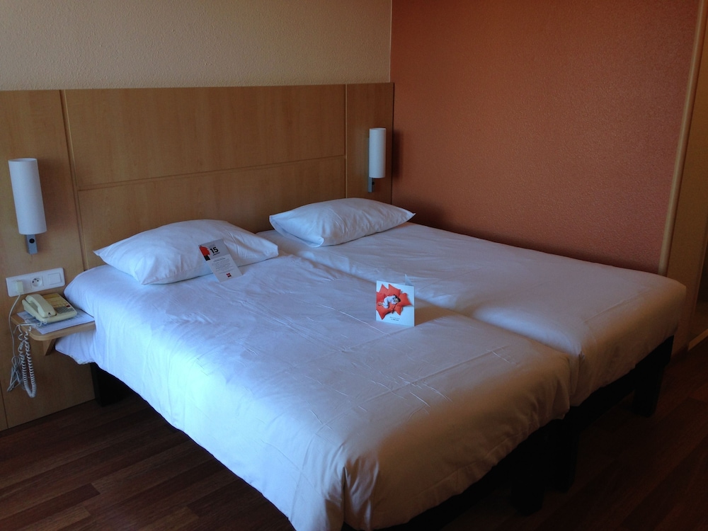 Standard Room, 2 Twin Beds - Photo 2