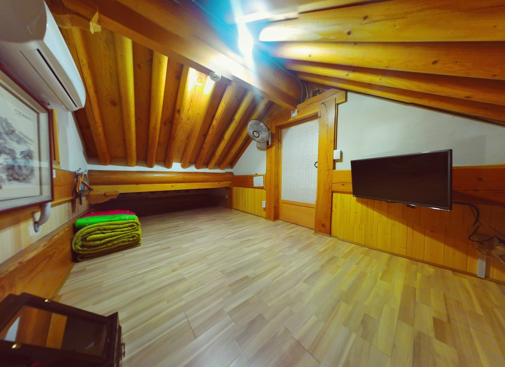 Family Room, Shared Bathroom (Free Korean Traditional Clothes Exp.) photo 2