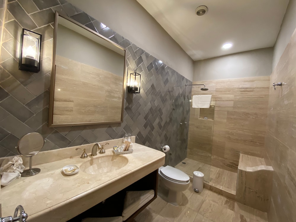 Luxury Room, Pool View - Photo 4