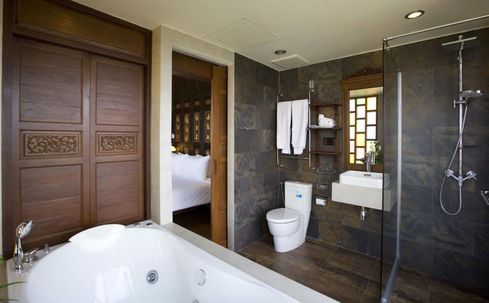 Suite bathtub (Main Building) photo 2