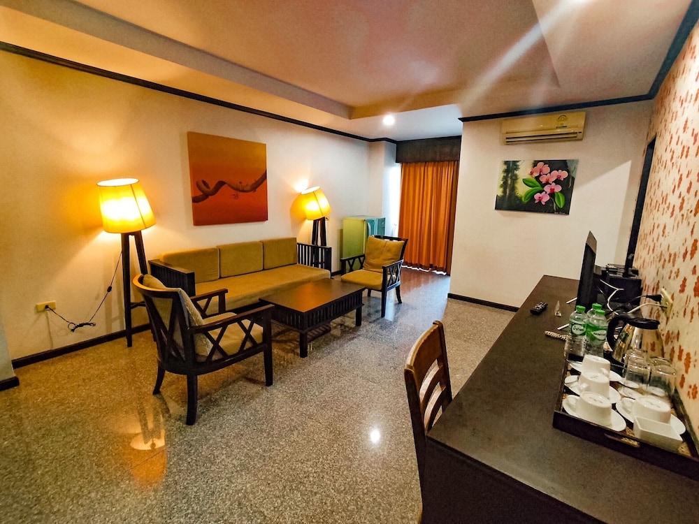 Family Room, 2 Bedrooms - Photo 3