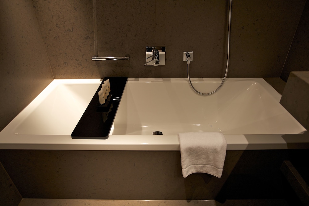 Design Double Room thumbnail 5