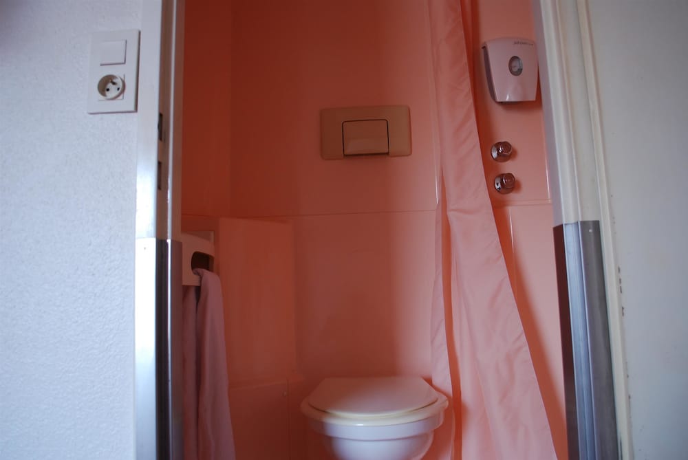 Standard Room, 3 Twin Beds - Photo 5