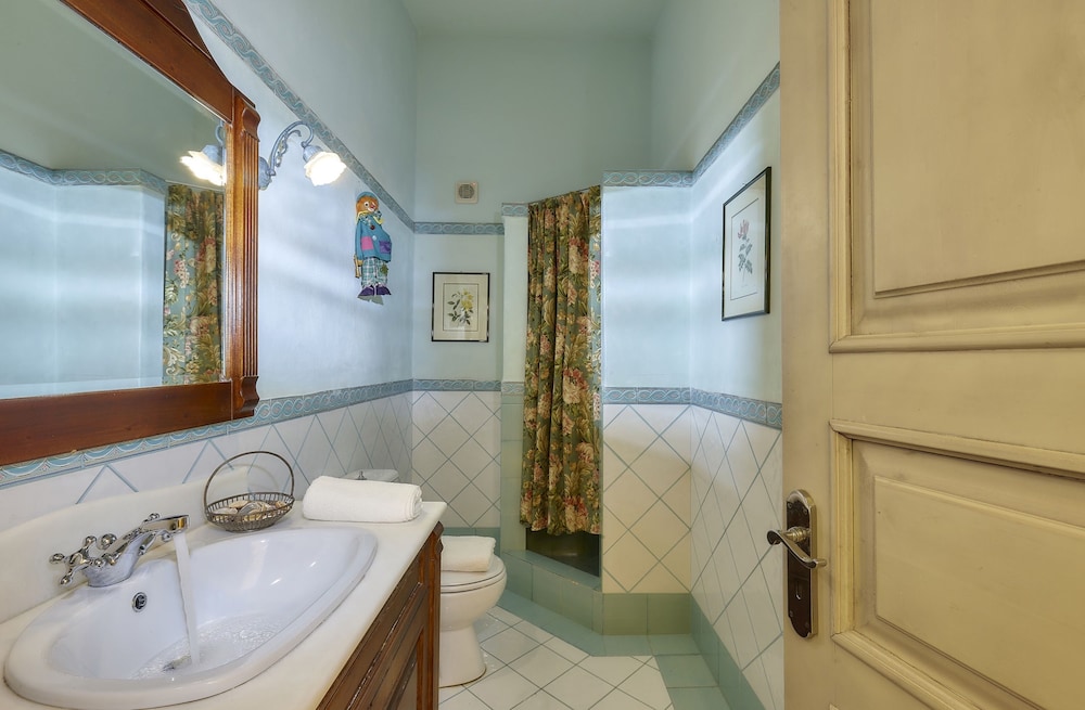 Grand Villa, 5 Bedrooms, Hot Tub photo 2