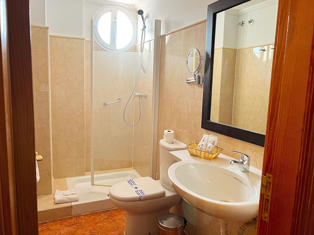 Junior Suite (2 Adults + 1 Child) - Photo 3