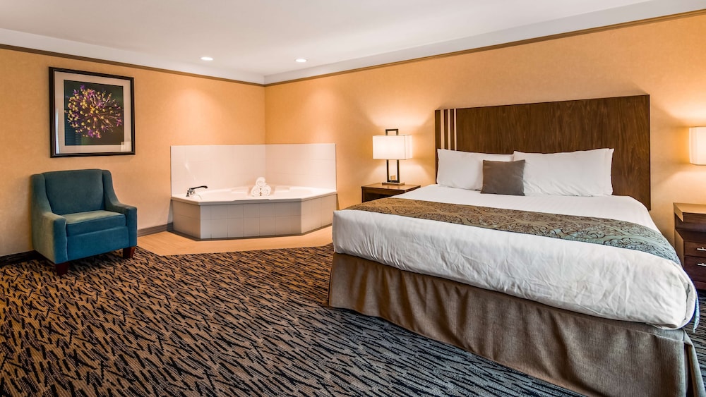 Suite, 1 King Bed, Non Smoking, Jetted Tub photo 3