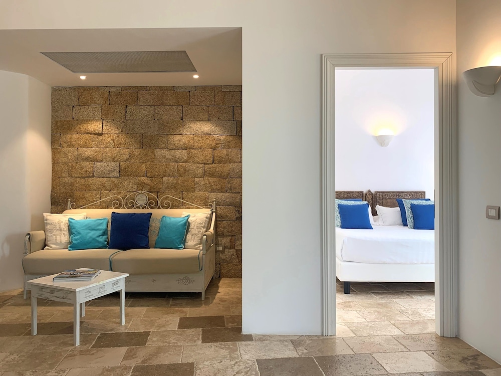 Suite - Photo 1
