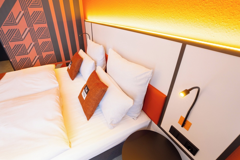 Standard Room, 1 Queen Bed - Photo 7
