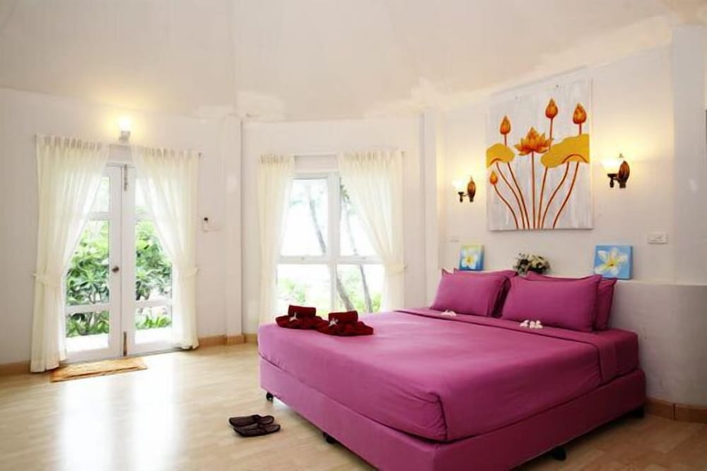 Beach front deluxe cottage photo 1