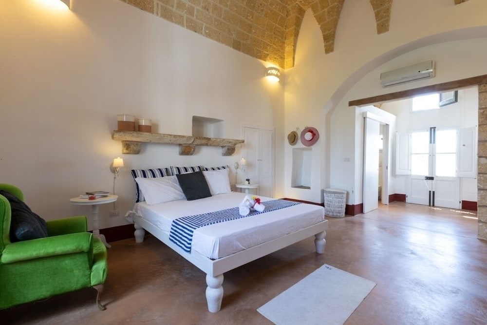 Deluxe House photo 2