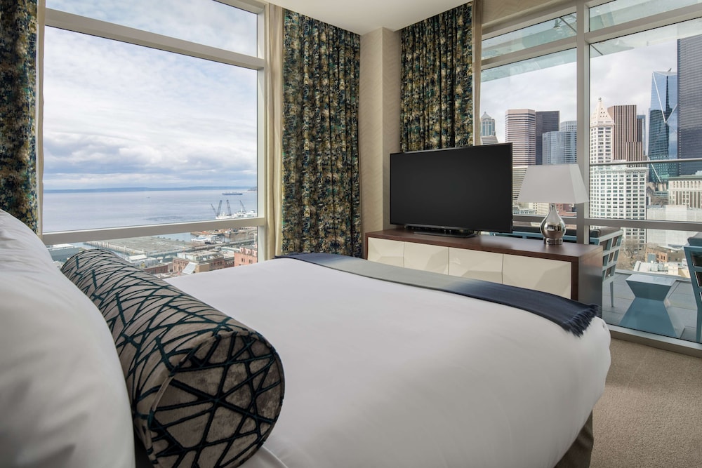 Penthouse, 1 King Bed, Accessible (Water View, Hearing)
