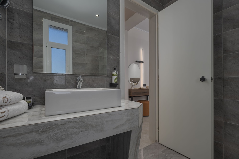 Standard Double Room, Partial Sea View - Photo 5