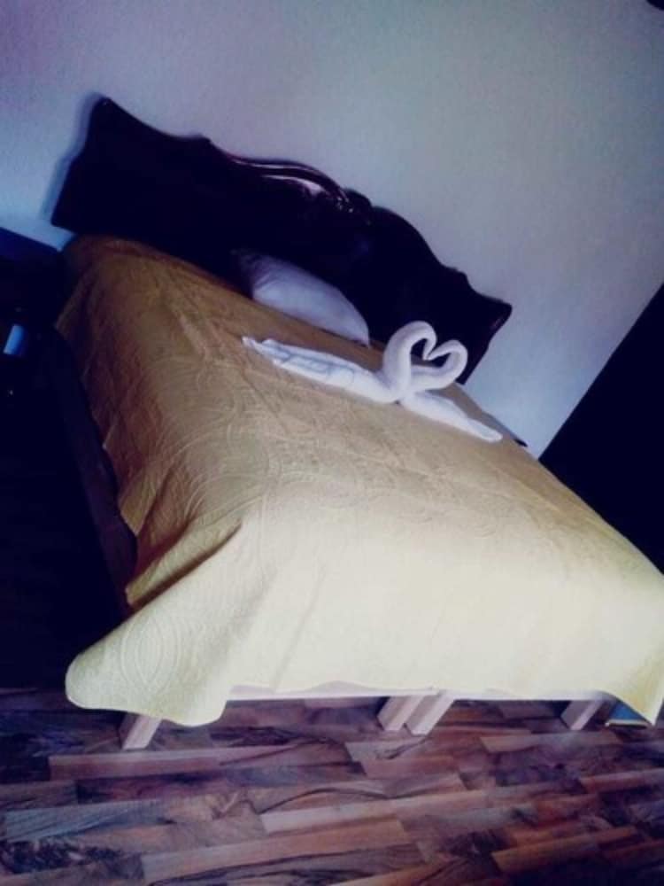 Standard Room, 1 Queen Bed photo 3
