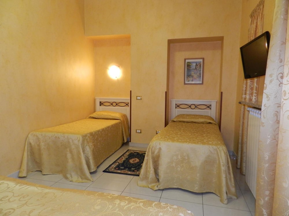Standard Triple Room - Photo 13