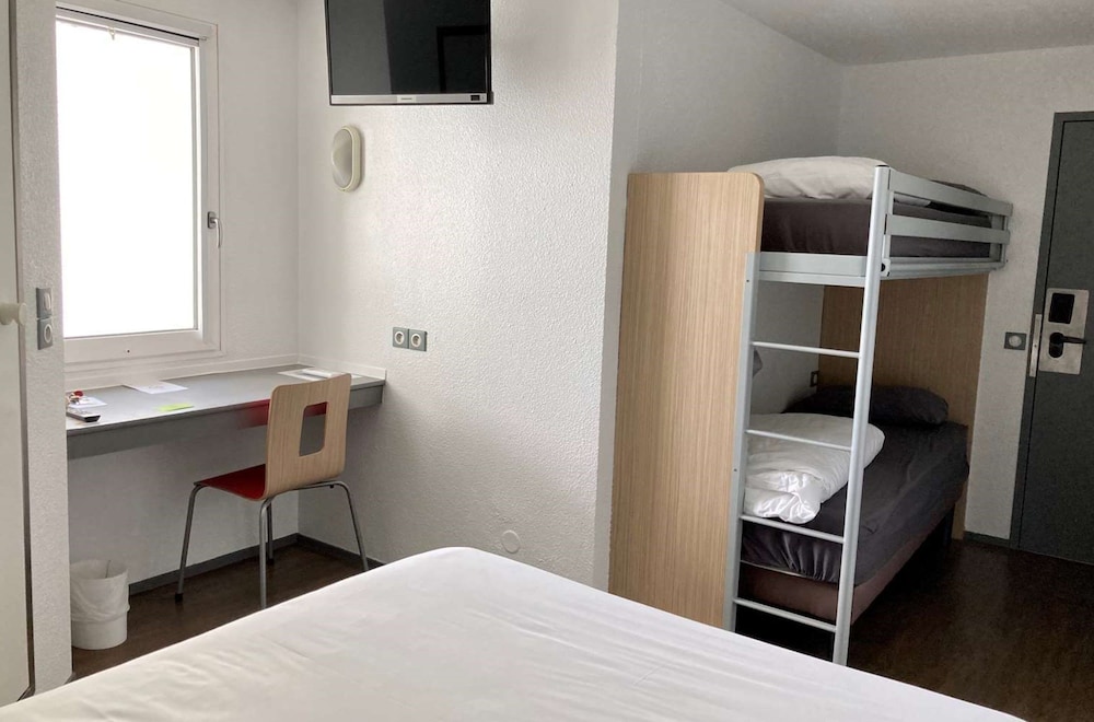 Standard Room, 3 Twin Beds - Photo 2