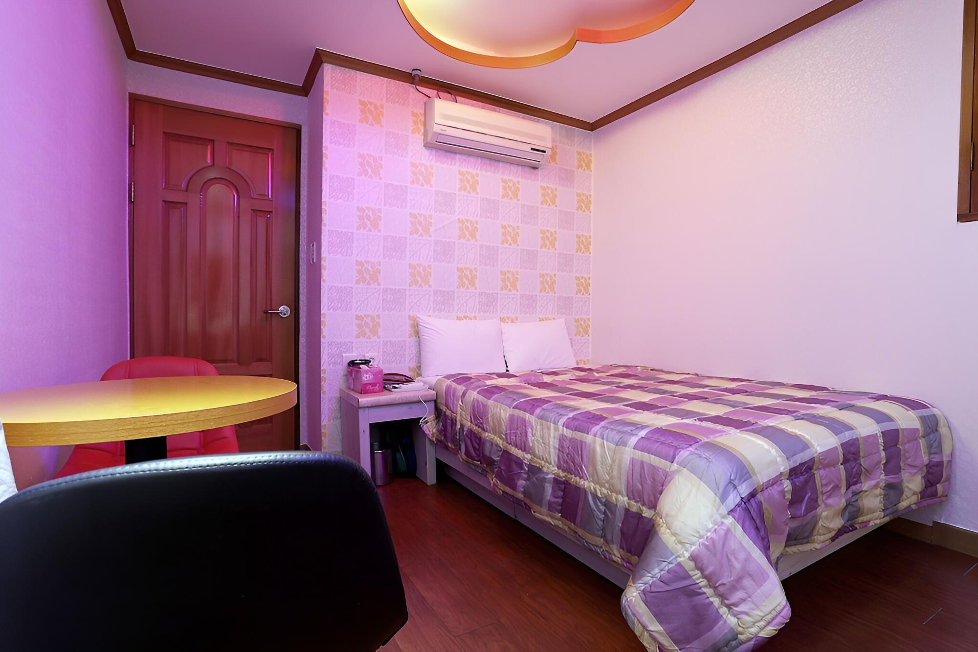 Room (Standard (double room)) - Photo 8