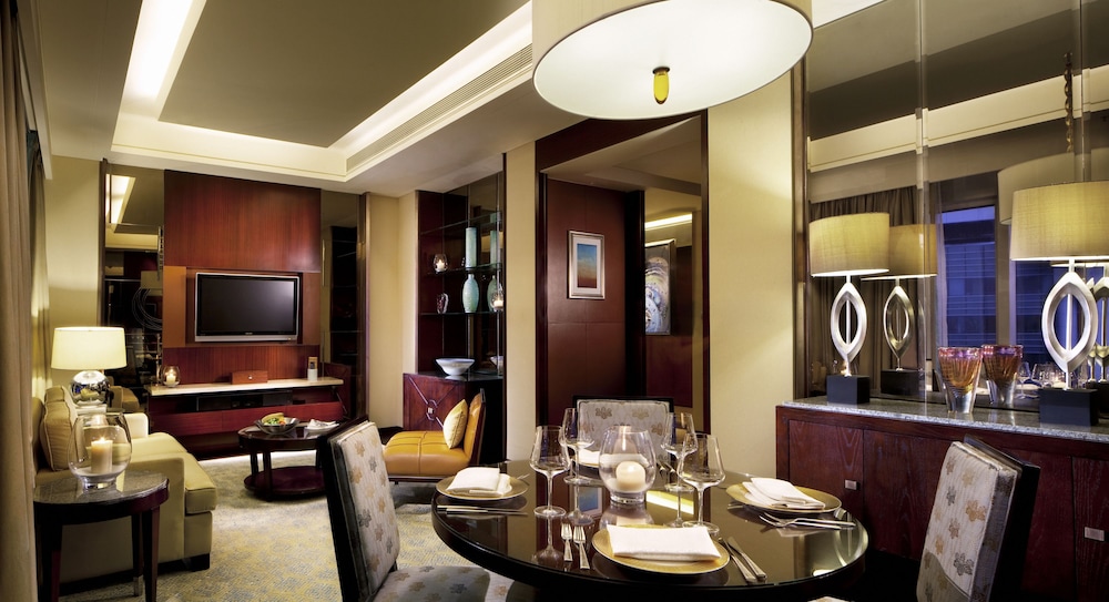 Club Executive King Bed Suite - Photo 5