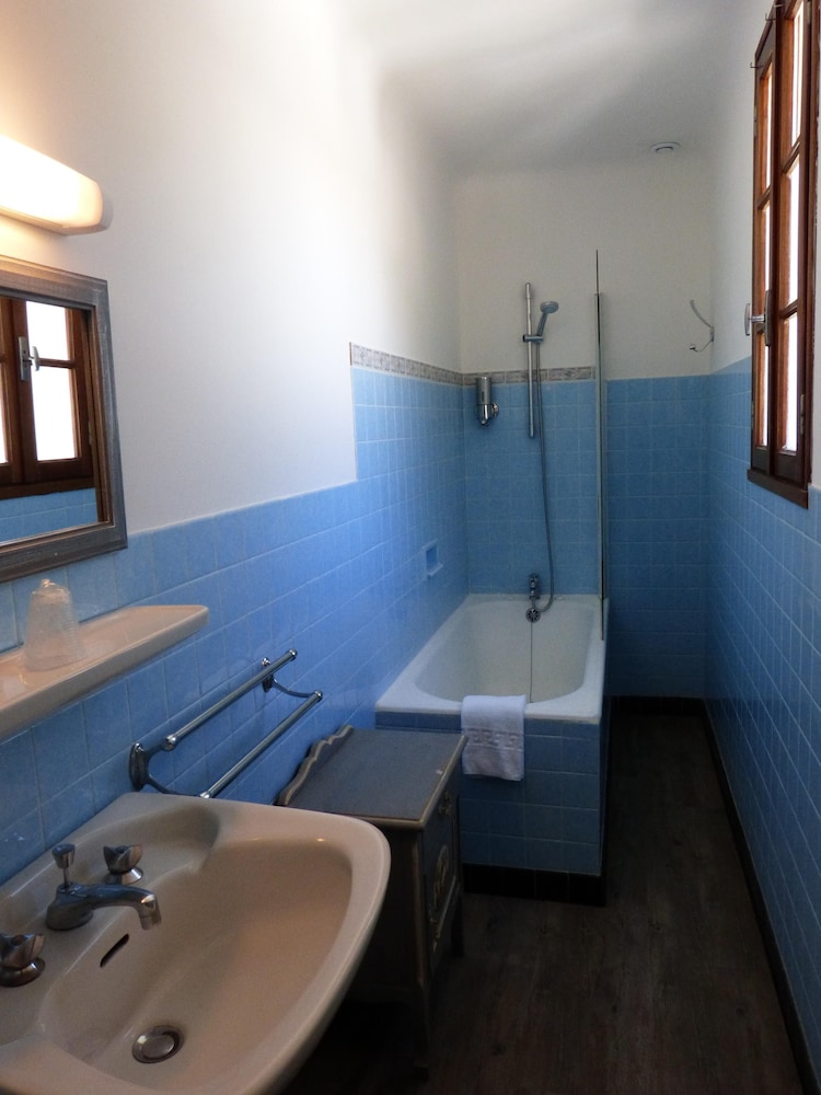 Economy Double Room, Ensuite (Vue village) photo 3