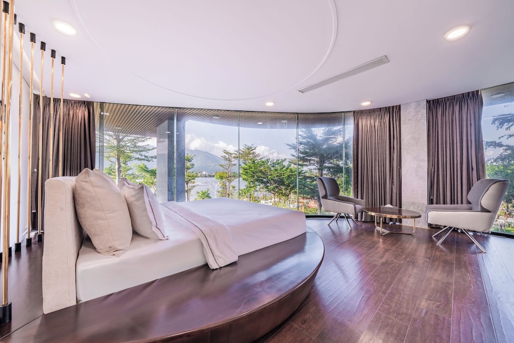 Royal Suite, 2 Bedrooms - Photo 16