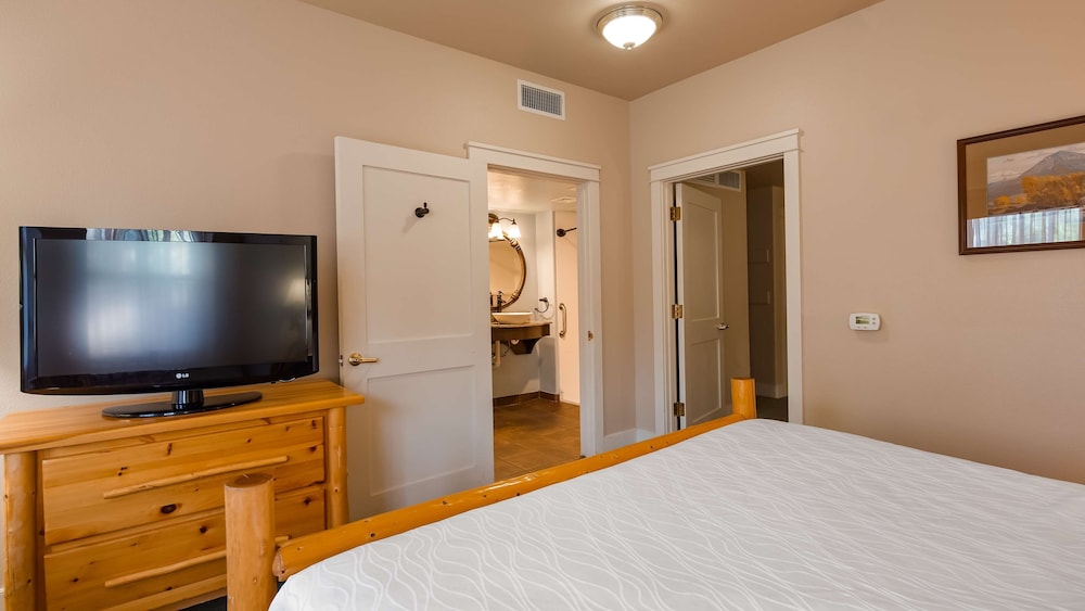 Suite, 1 King Bed, Non Smoking, Fireplace (2nd Floor) photo 3