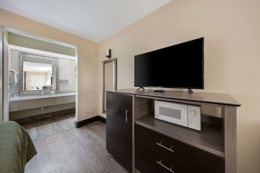 Suite, 1 King Bed, Non Smoking - Photo 3