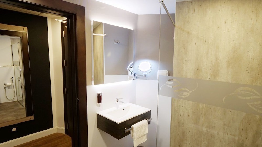 Deluxe Double Room, 1 King Bed, Non Smoking, Mountain View
