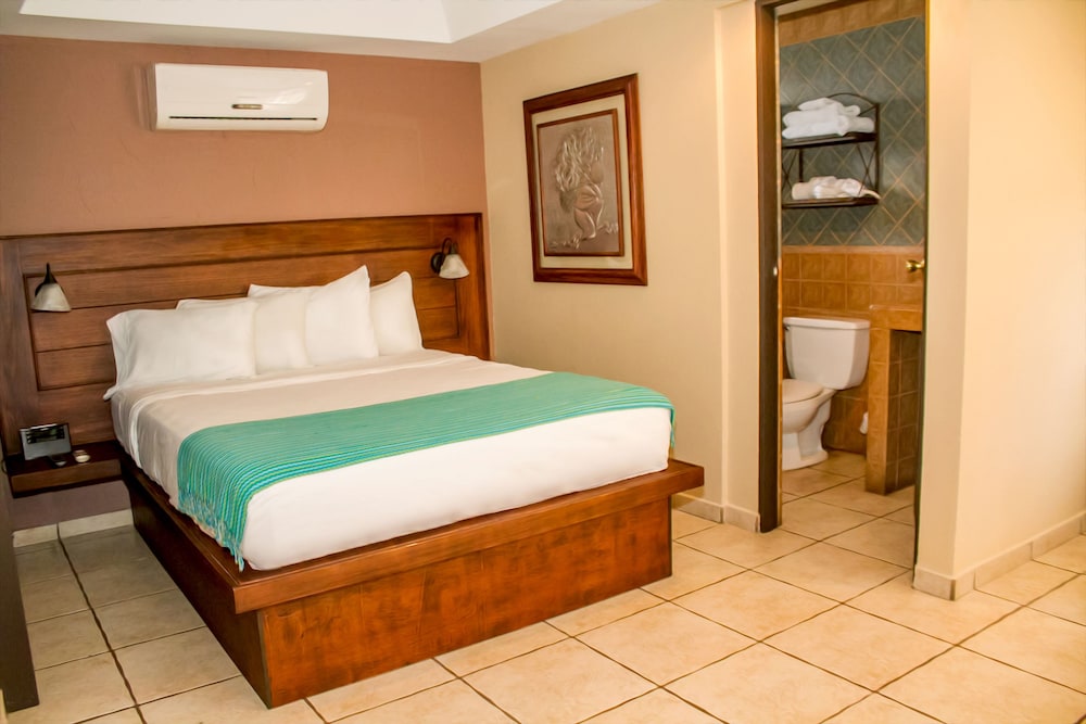 Standard Room, 1 Queen Bed