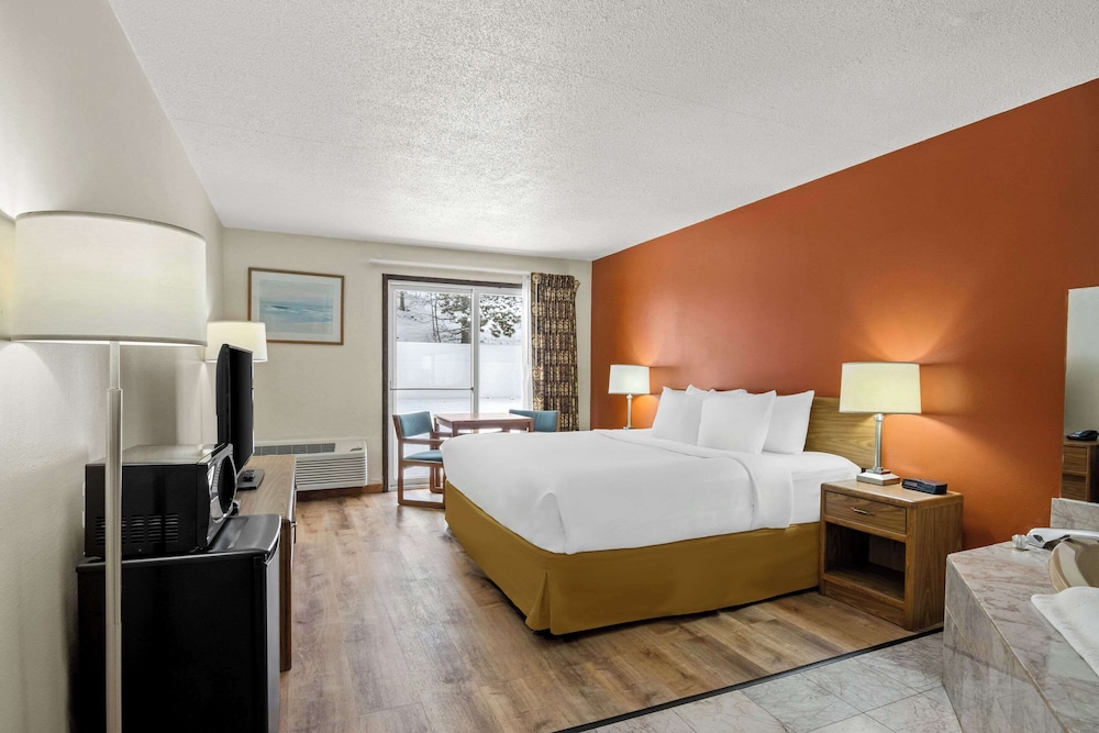 Room, 1 King Bed, Non Smoking (2 Person Hot Tub)