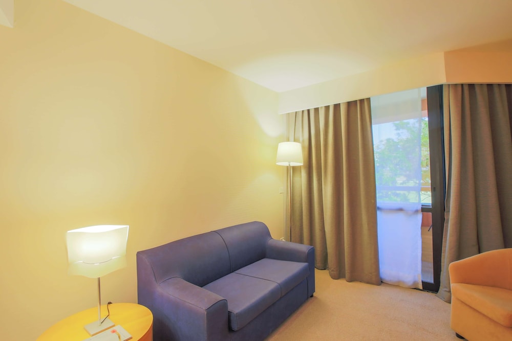 Standard Room, 1 King Bed - Photo 4